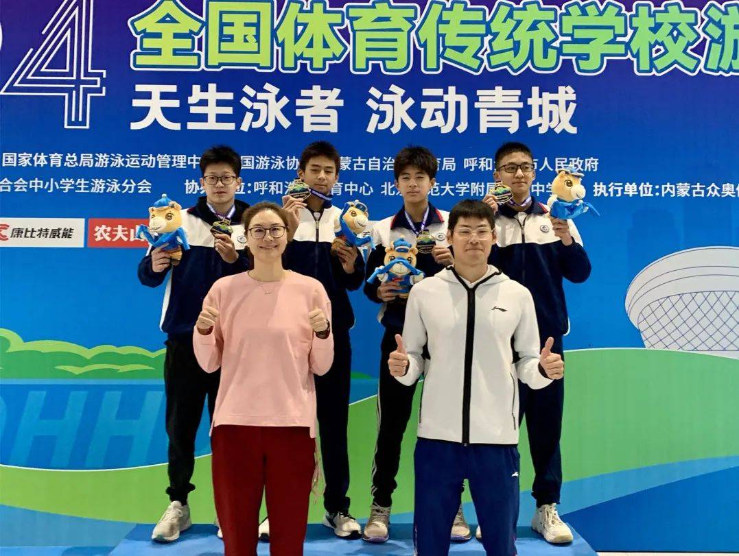 虎扑体育- 游泳赛场再起风云：江汉鲨队队小胜海滨独角兽队，脚步移动更到位防线高度稳定