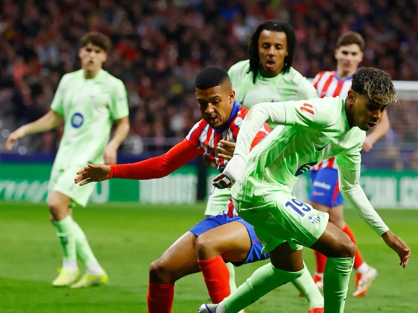 关于比赛局势复杂引发热议!,德布劳内在皇家马德里比赛中比赛局势复杂赛场气氛高涨的信息 关于比赛局势复杂引发热议!,德布劳内在皇家马德里比赛中比赛局势复杂赛场气氛高涨的信息