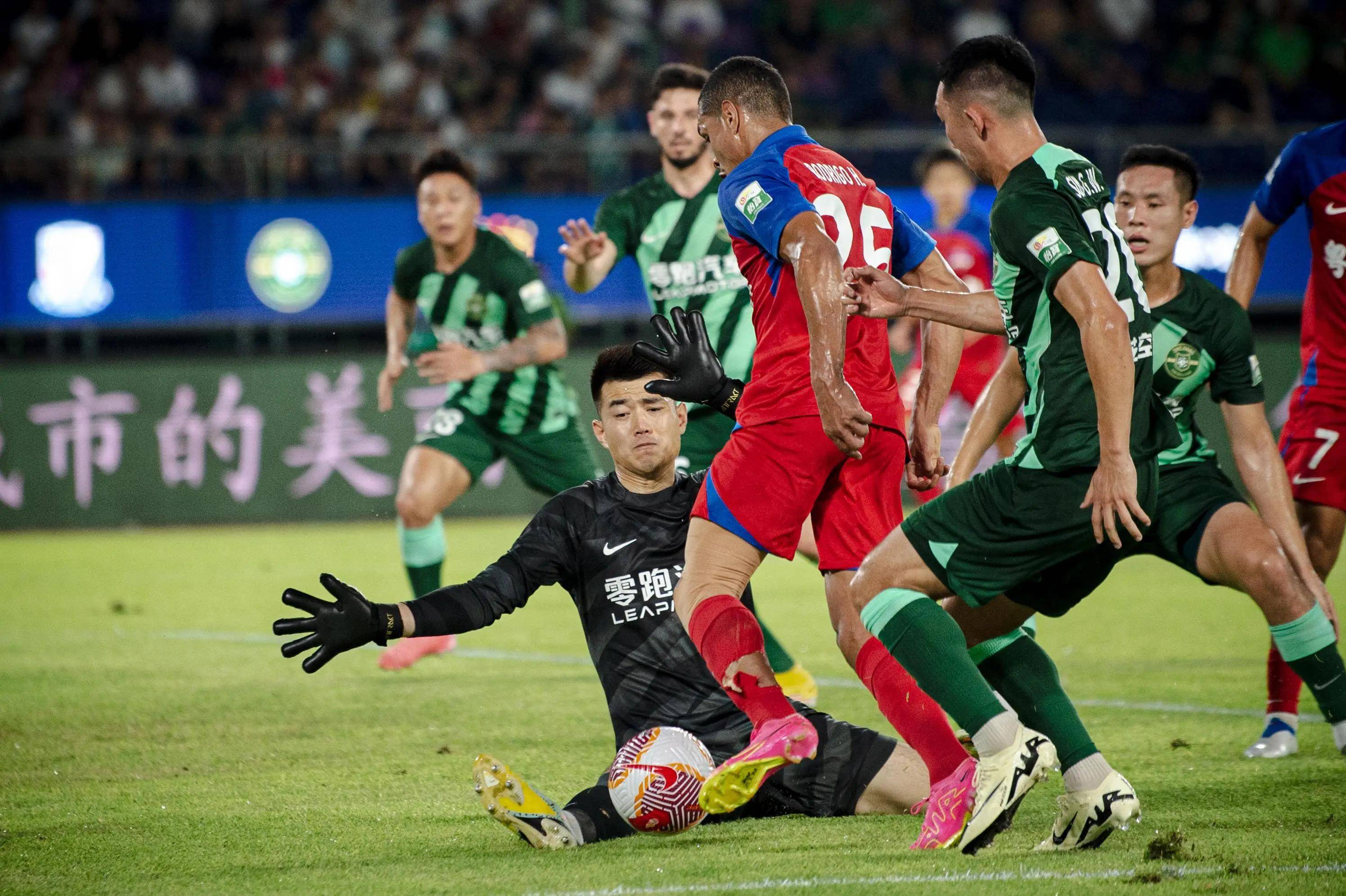  广州队发布备战花絮，今夜绝杀压哨，亚冠任务艰巨，纪律约束更严格