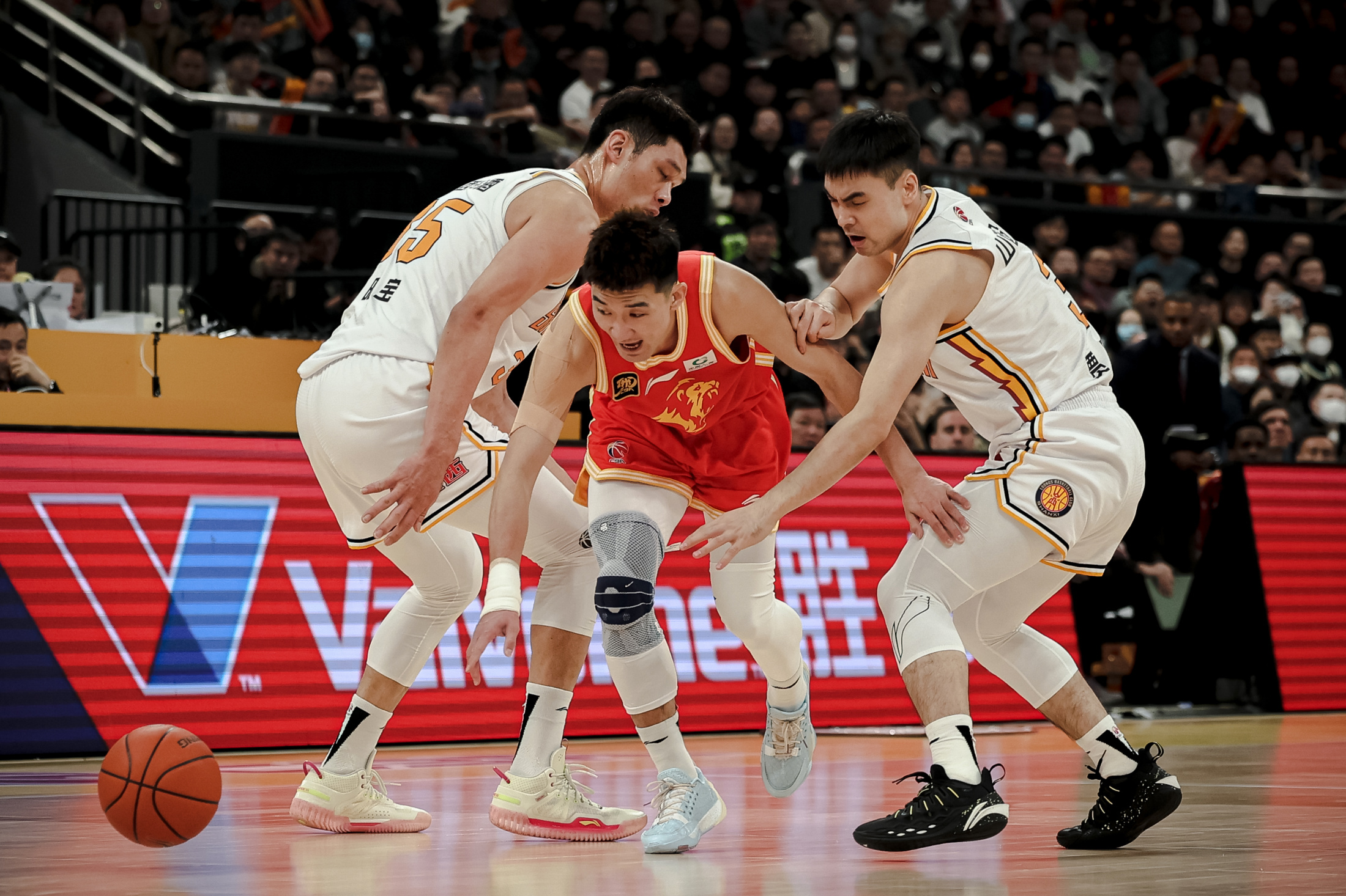 虎扑-关于山东男篮加时末段绝杀压哨，志在亚冠名次提升，引发热议，球队文化再被提及的信息