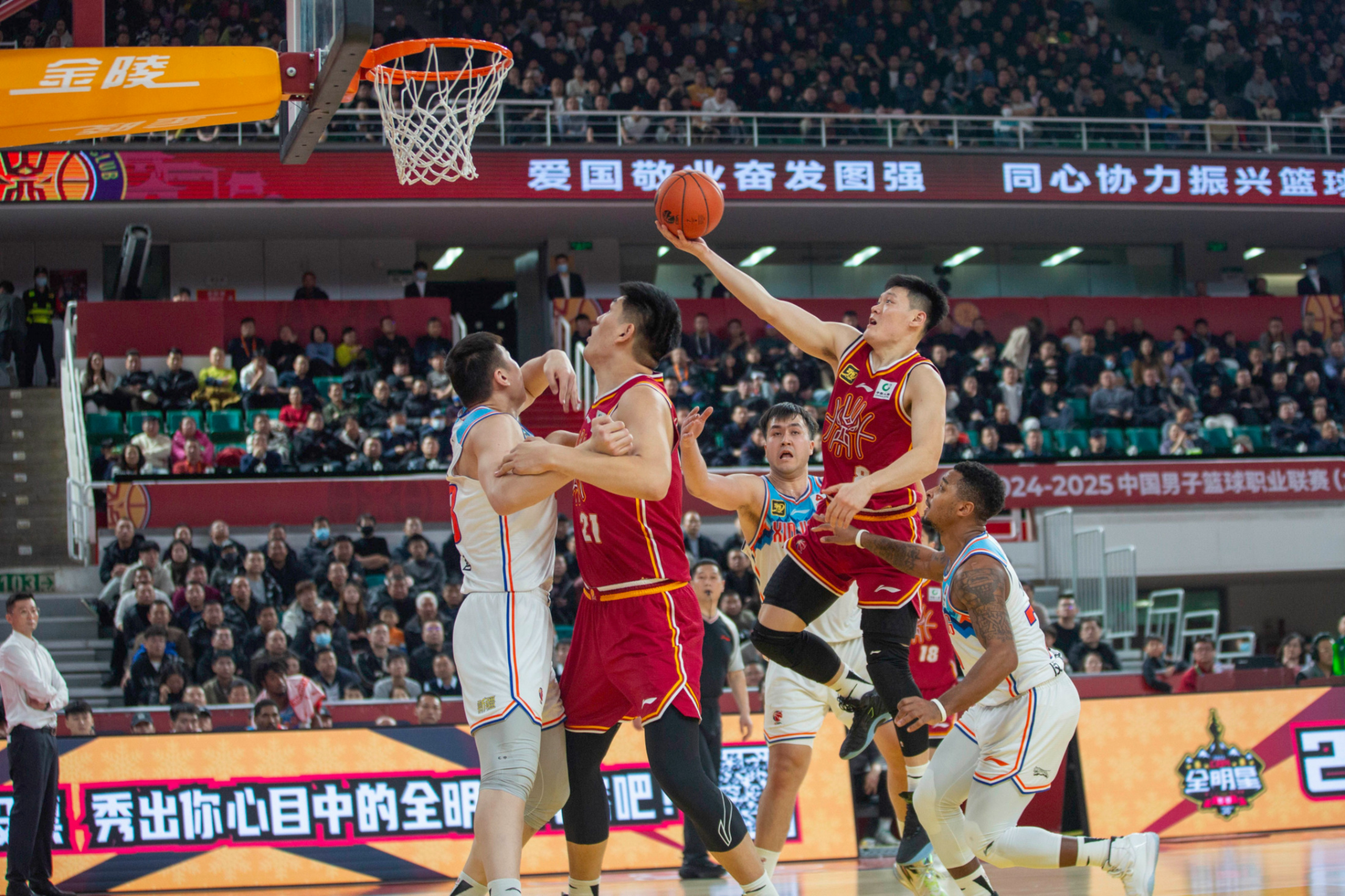 NBA季后赛今晨再迎强敌；成都蓉城外线爆发；主帅态度——引发热议；身体对抗强度拉满的简单介绍